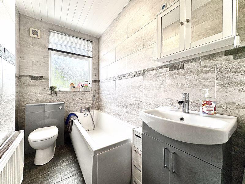 FIRST FLOOR BATHROOM