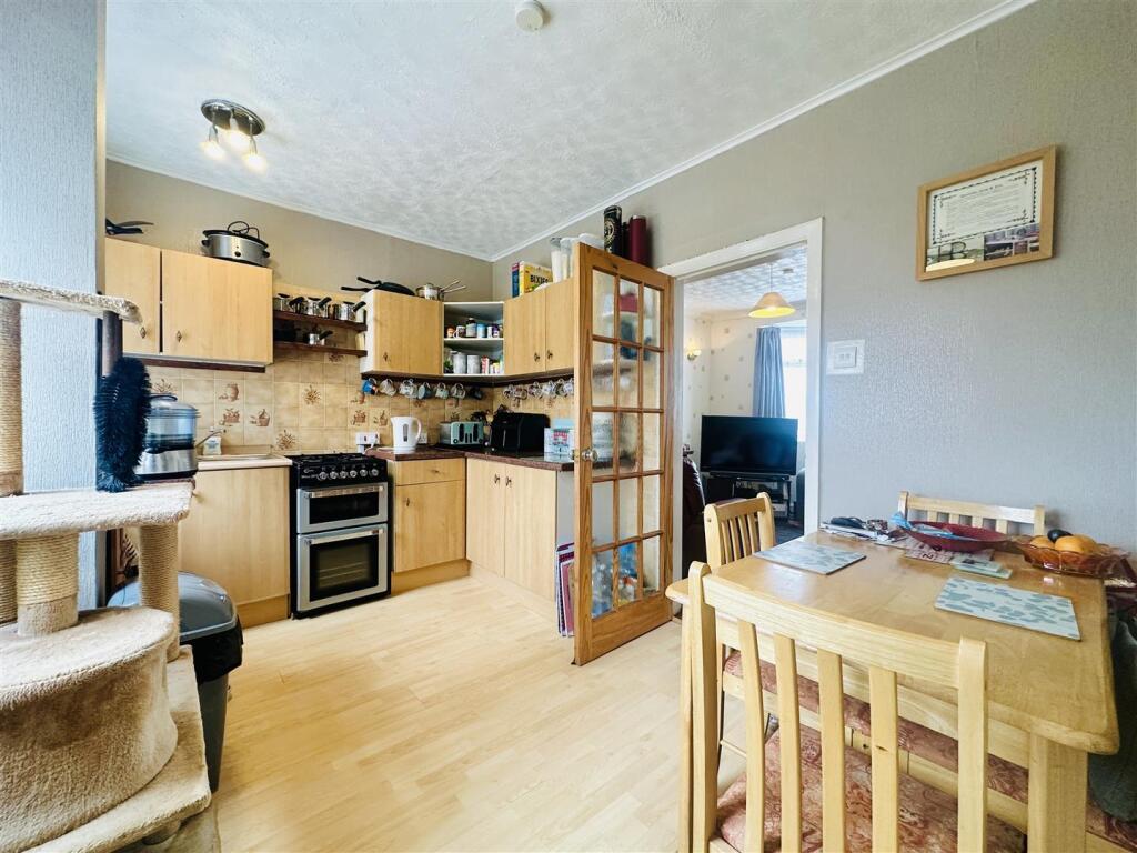 KITCHEN AND DINER