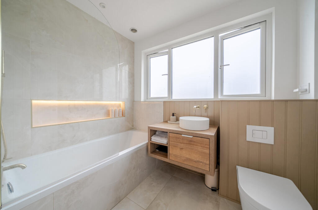 1372706-6-690b423...