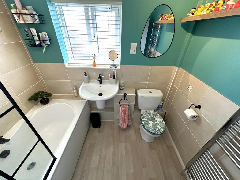 Family Bathroom 14.