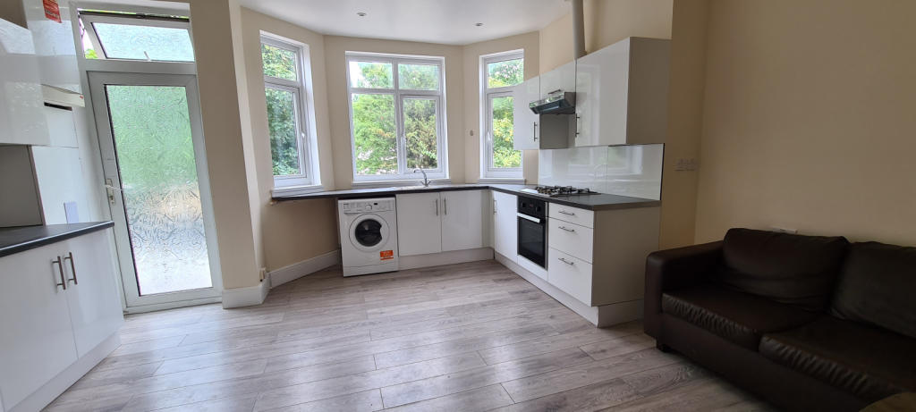 KITCHEN/ LOUNGE