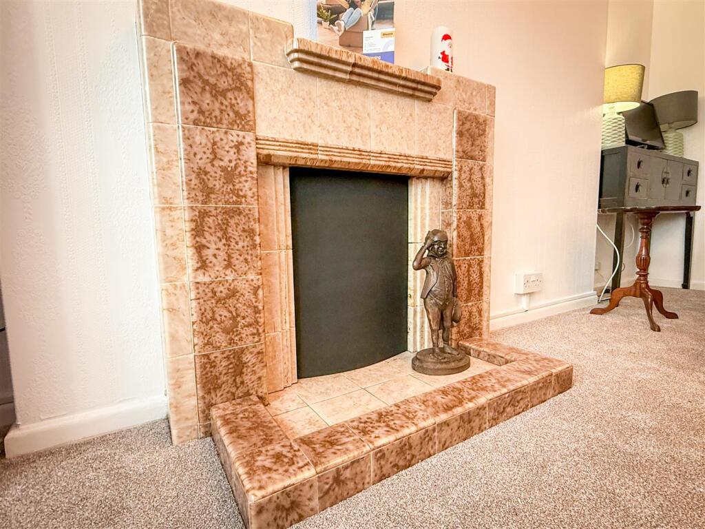 ALTERNATE VIEW OF LOUNGE
