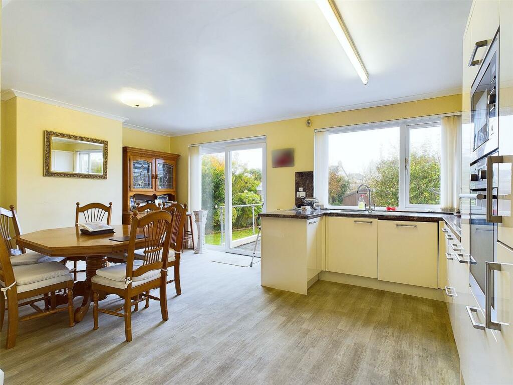 Kitchen Diner.
