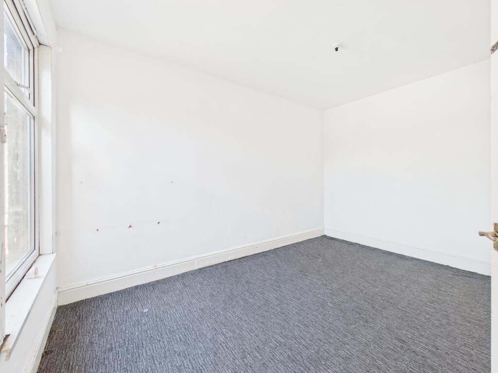 CAM04825G0-PR0181-STILL009