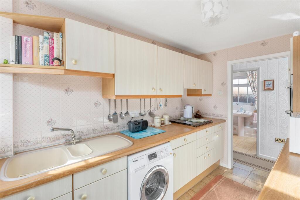 37 Sycamore Drive, Banbury-9.jpg