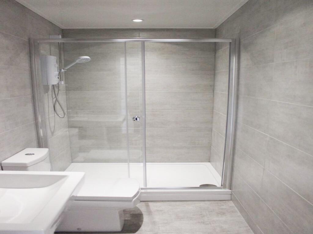 Modern and spacious bathroom suite featuring a ...