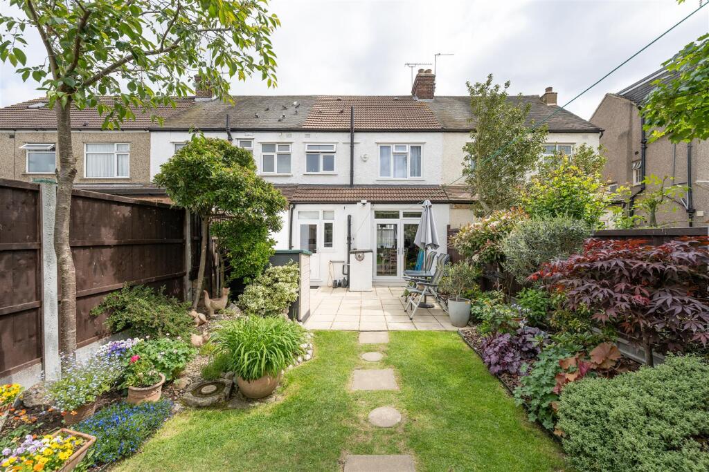 Greenstead Avenue, IG8