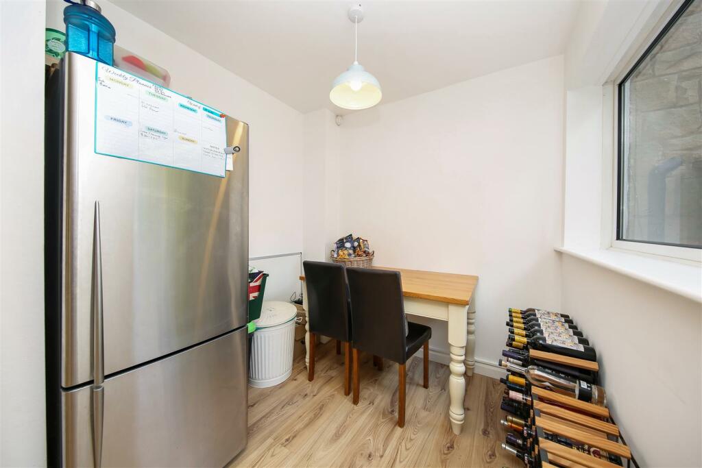 4 Kitchen Dining Area.jpg