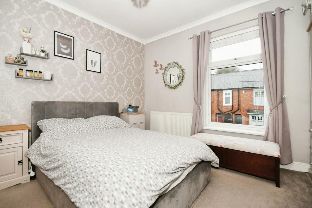BEDROOM 1 02.jpg