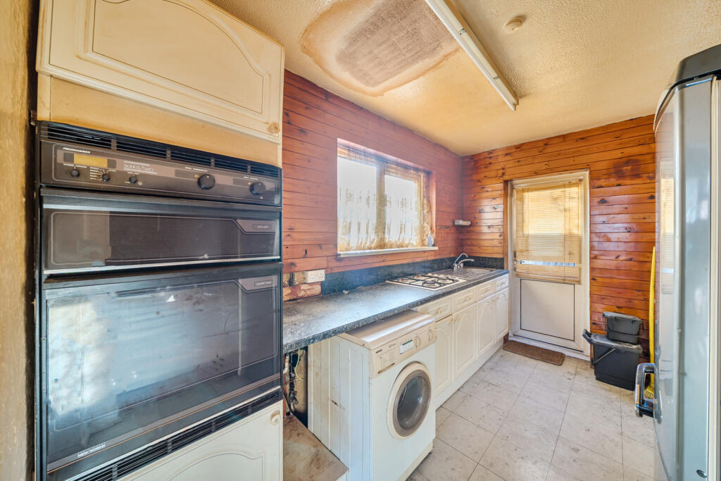 1370636-9-690a138...