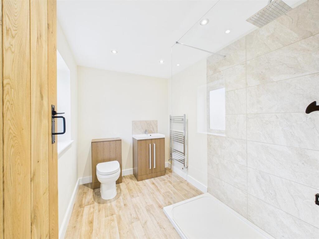 Spacious En-Suite