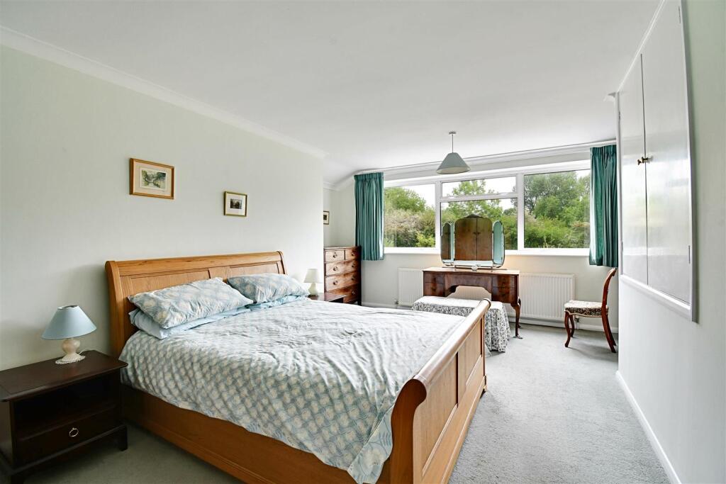 Bedroom 1_1.jpg