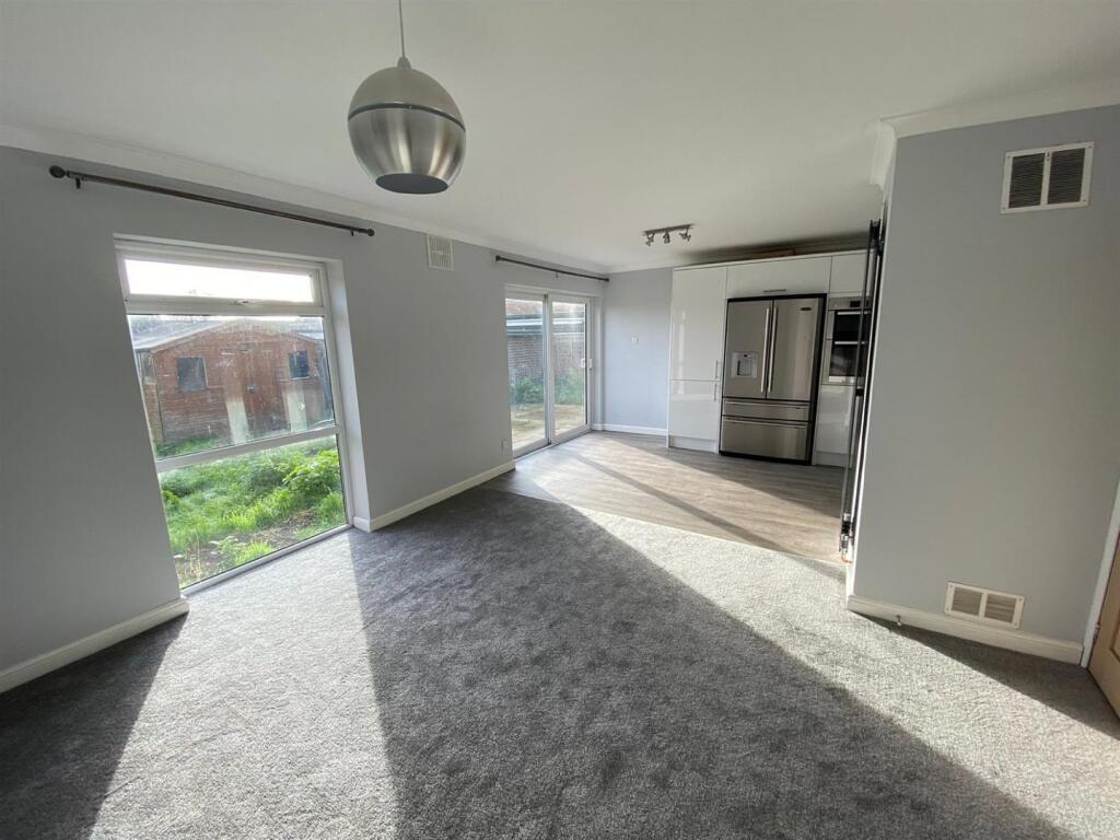 SITTING ROOM: