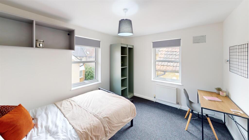 Flat-3-8-Piccadilly-Place-Bedroom-1 1.jpg