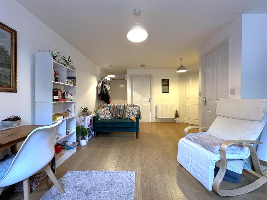 Generous Living Space 033