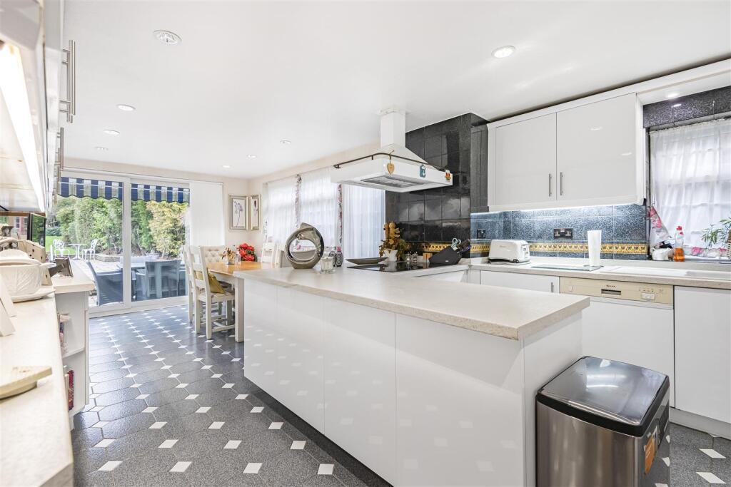 KITCHEN / BREAKFAST ROOM