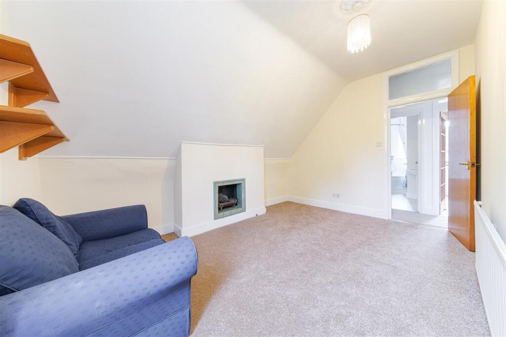 UPPER TOLLINGTON PARK, N4-5.JPG