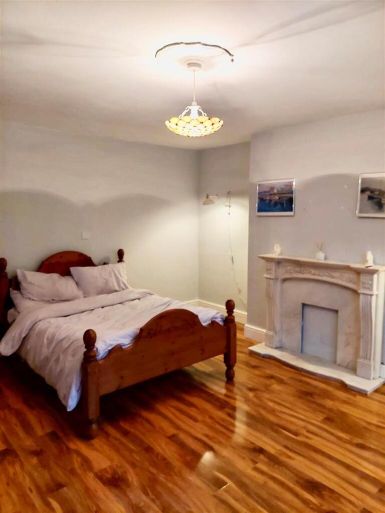 Bedroom 1b.jpg