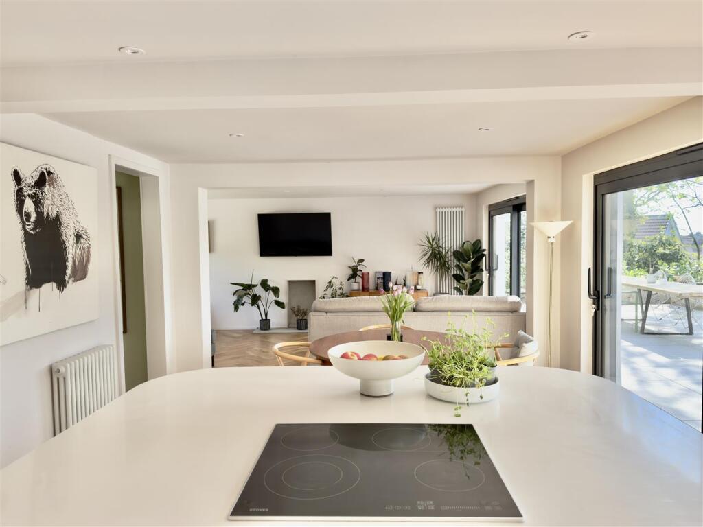 KITCHEN TO LIVING ROOM.jpeg