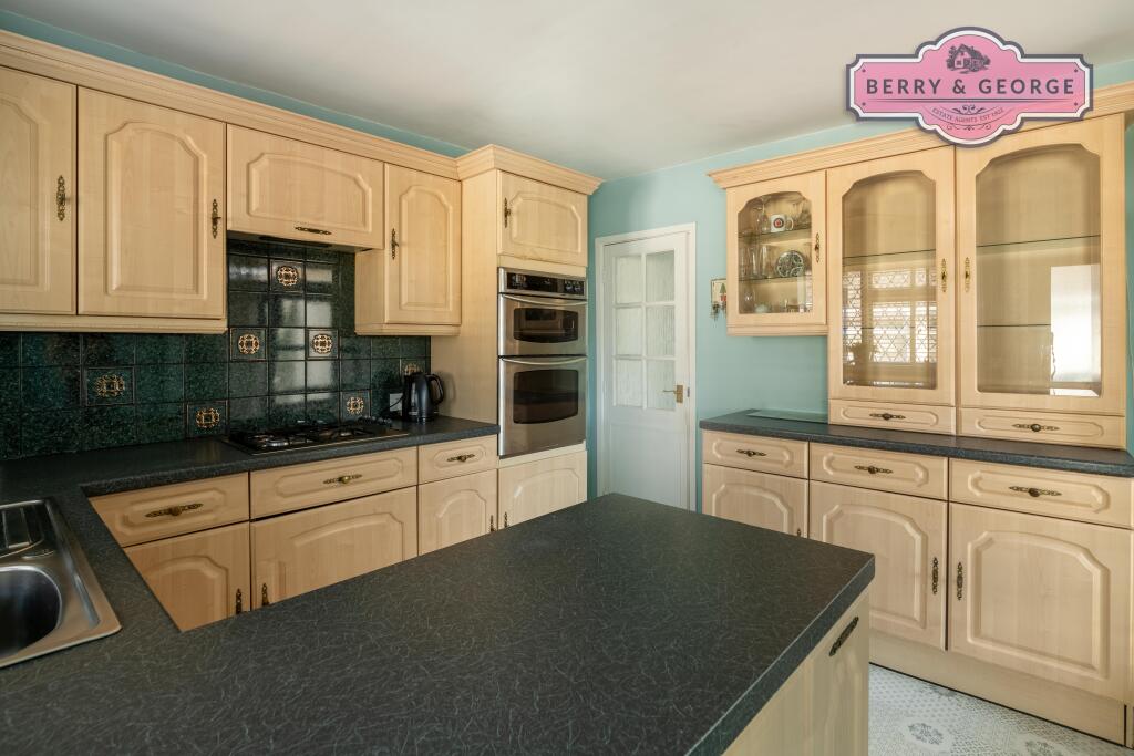 KITCHEN / BREAKFAST 