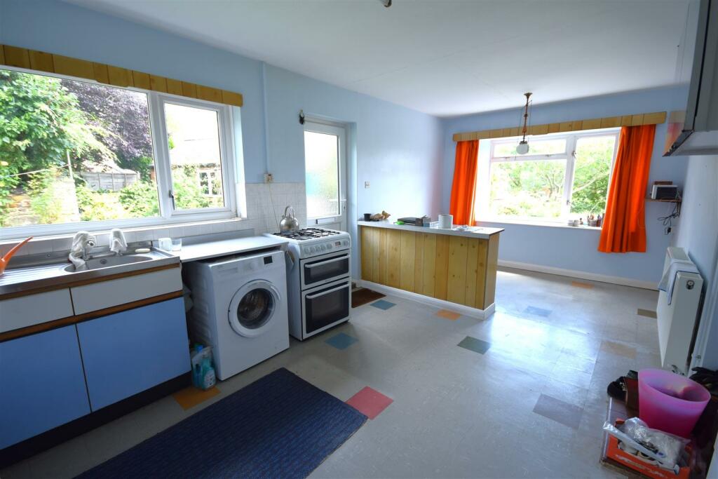 KITCHEN/BREAKFAST ROOM