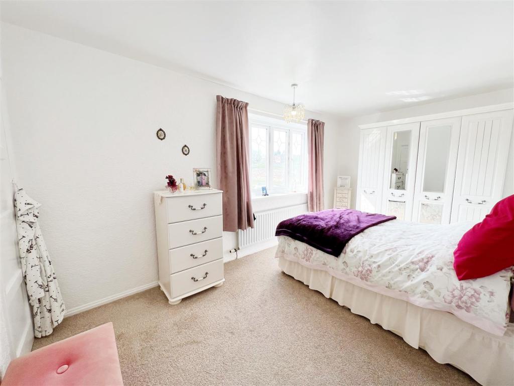 Bedroom 1 pic 1.jpg