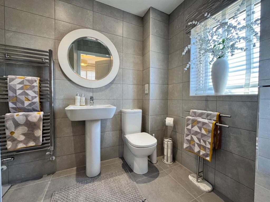 EN SUITE SHOWER ROOM/WC