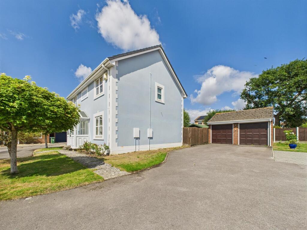Side Aspect &amp; Double Garage