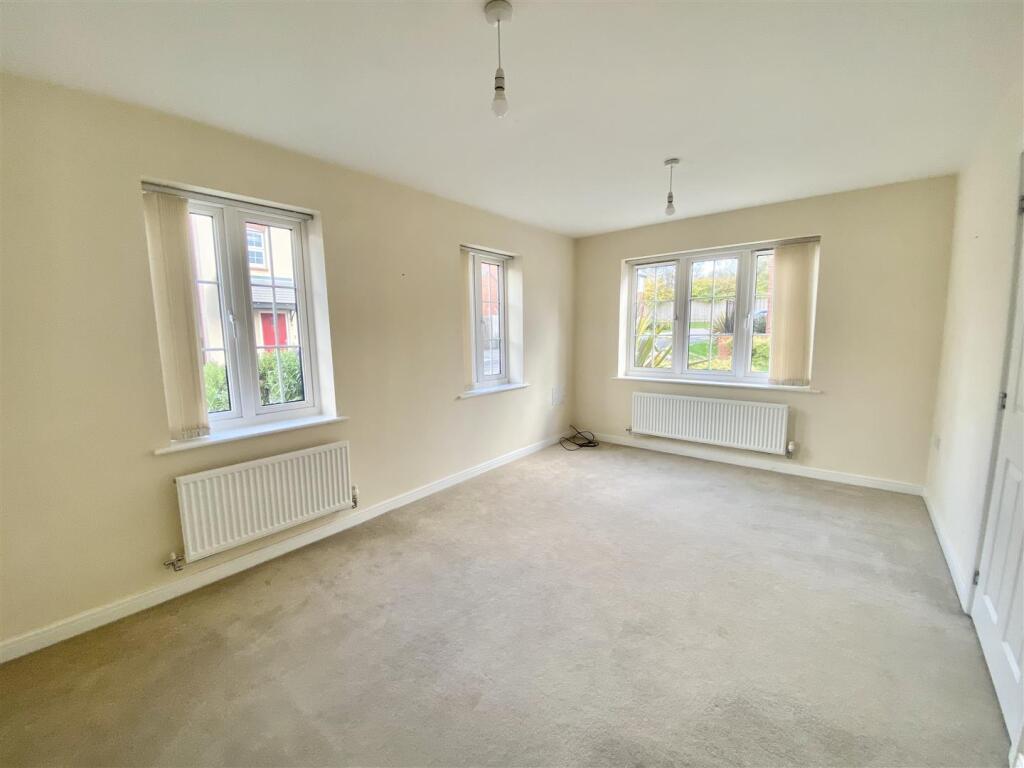 8 Roberts Way-10.jpg