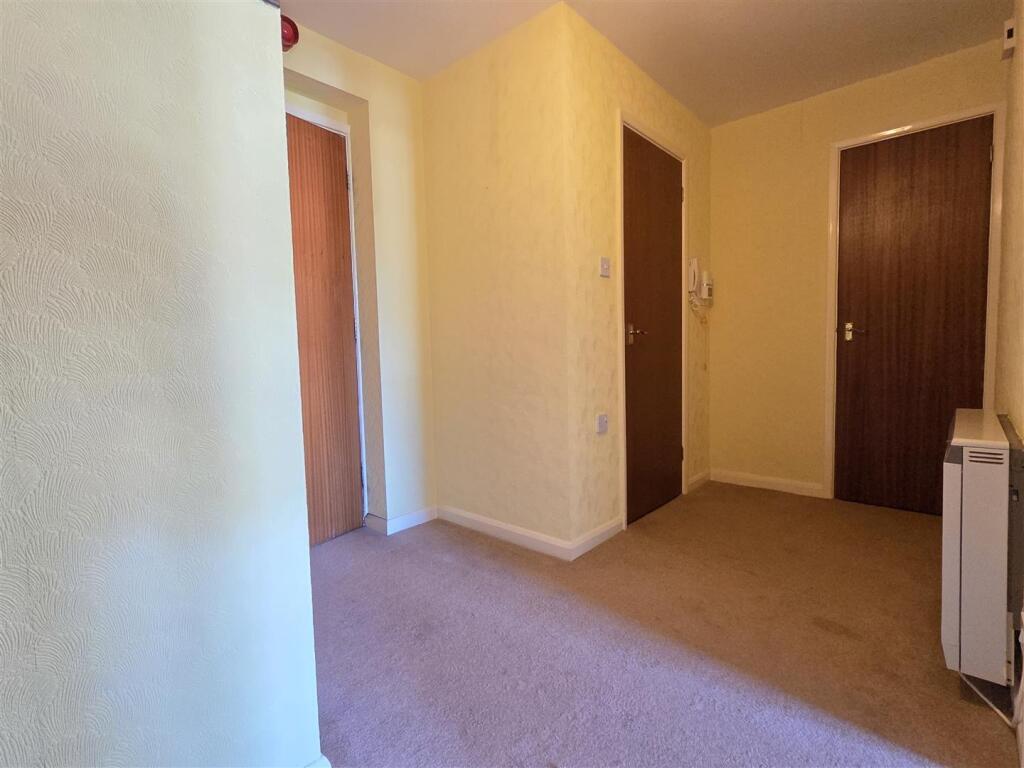 PRIVATE ENTRANCE HALL