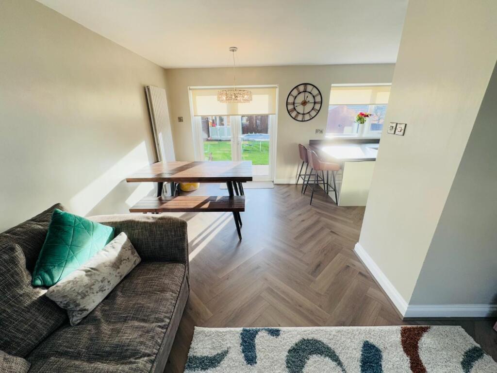 OPEN PLAN LOUNGE/DINING/KITCHEN