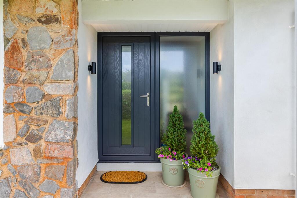 A08 - 3 Manor Bend Galmpton - 250611.jpg