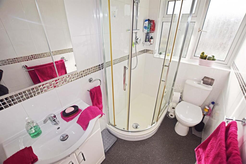 20 Greenvale Gardens shower room.jpg