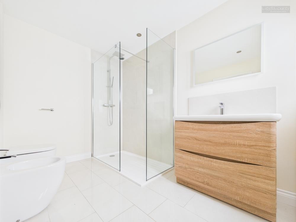 En-Suite To Master Bedroom