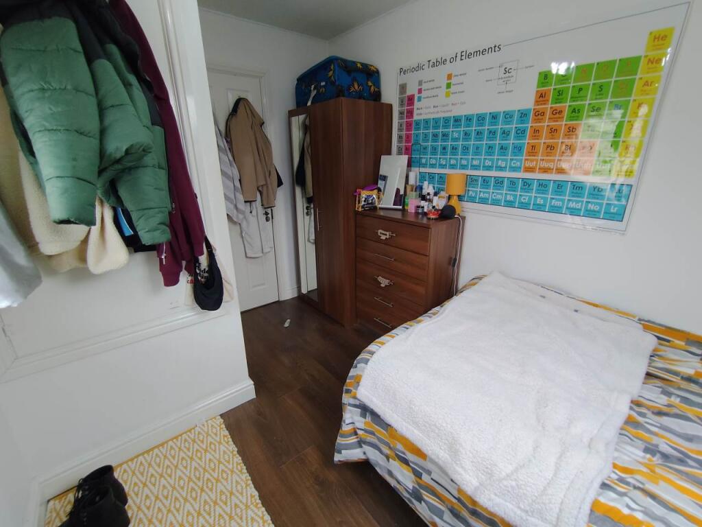 Bedroom 6 (2)