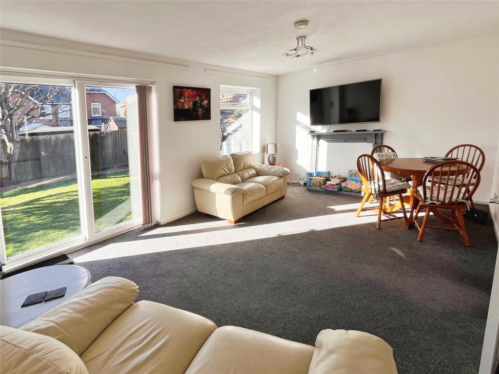 Lounge/Dining