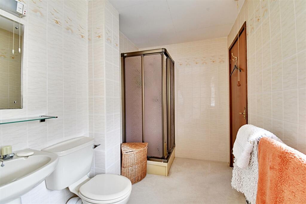 Ensuite 2.jpg