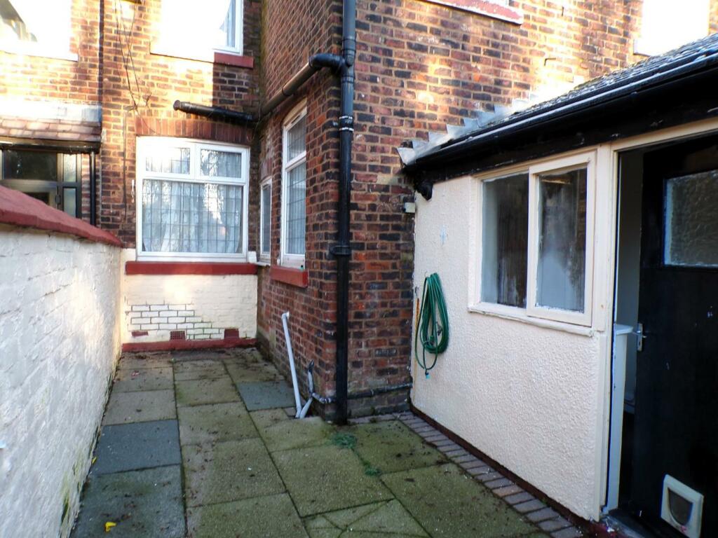 DerbyshireRd21yard2.JPG
