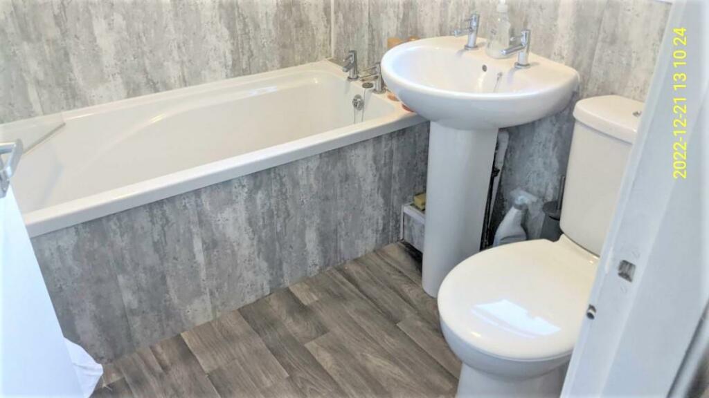 Bathroom a.jpg