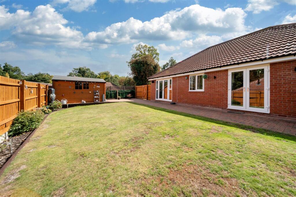 19 Larchwood Close-02.jpg