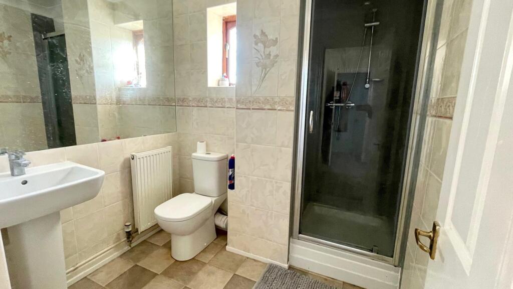 EN-SUITE SHOWER ROOM