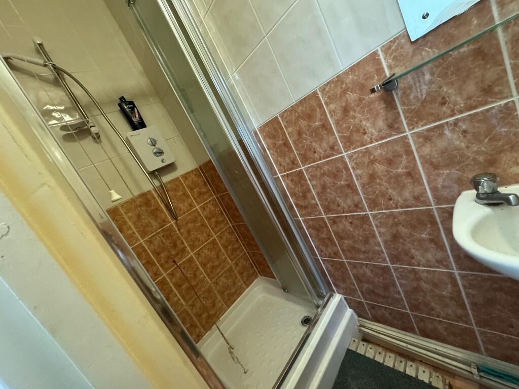 upstairs en-suite
