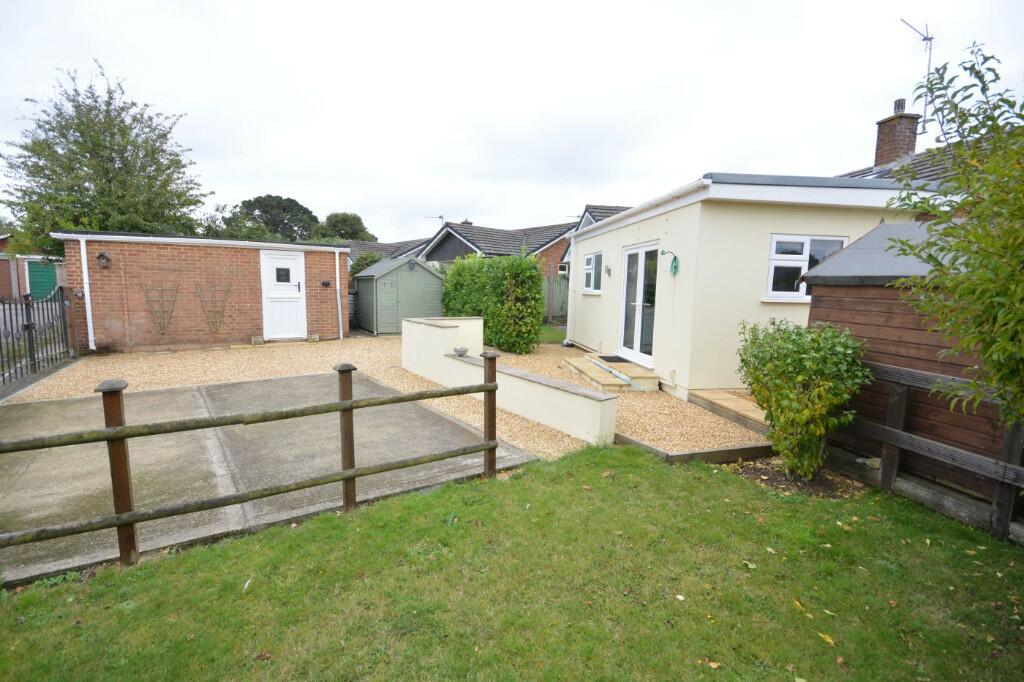 GARDEN &amp; PARKING