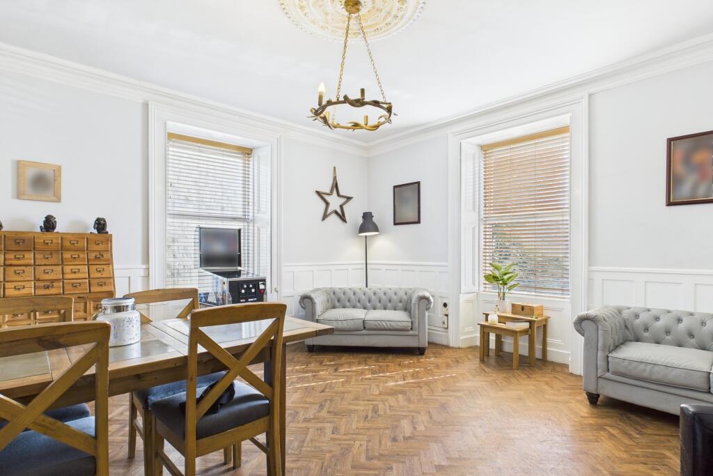 CAM04201G0-PR0061-STILL005