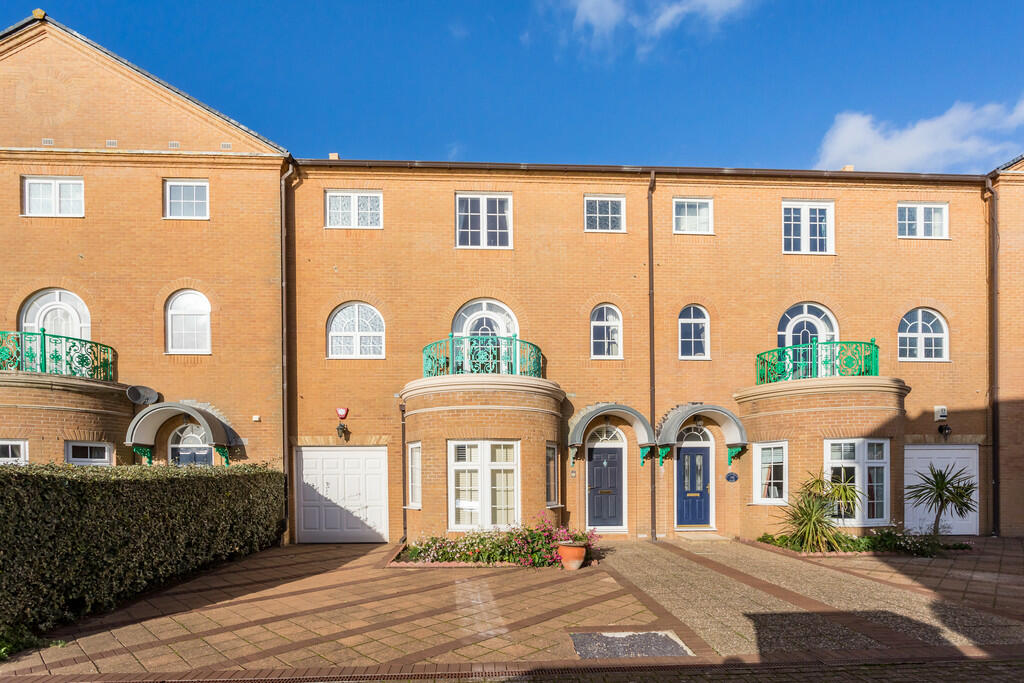 Trafalgar Gate 15...