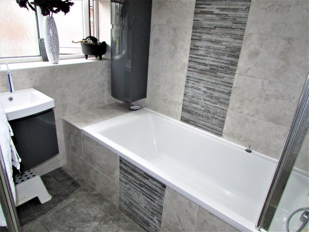 AshtonCres26bath1.JPG