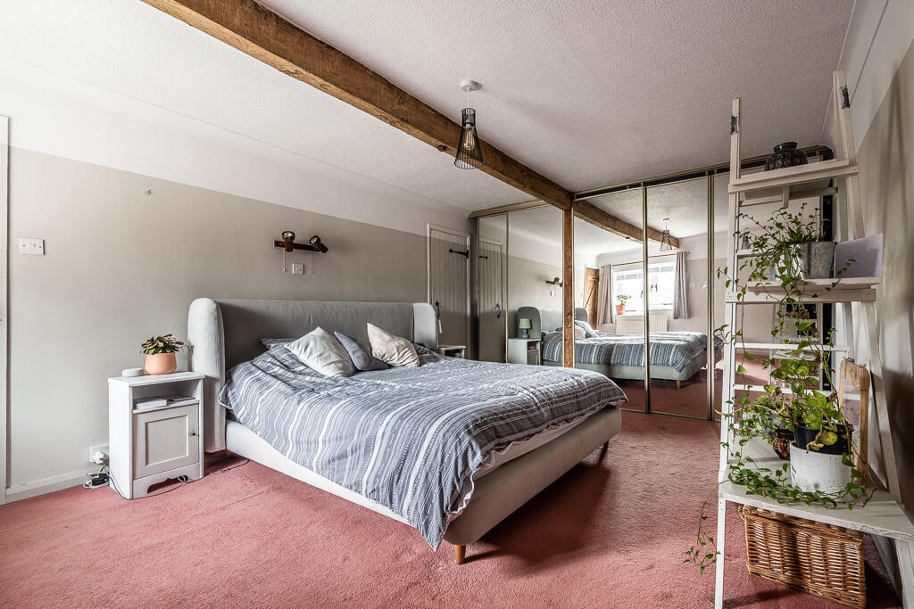 6 Woodcote Court ...