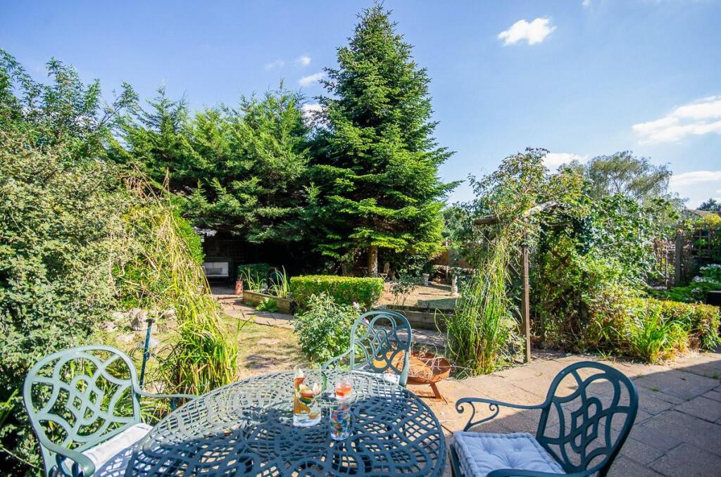 Rear garden pic 3.jpg