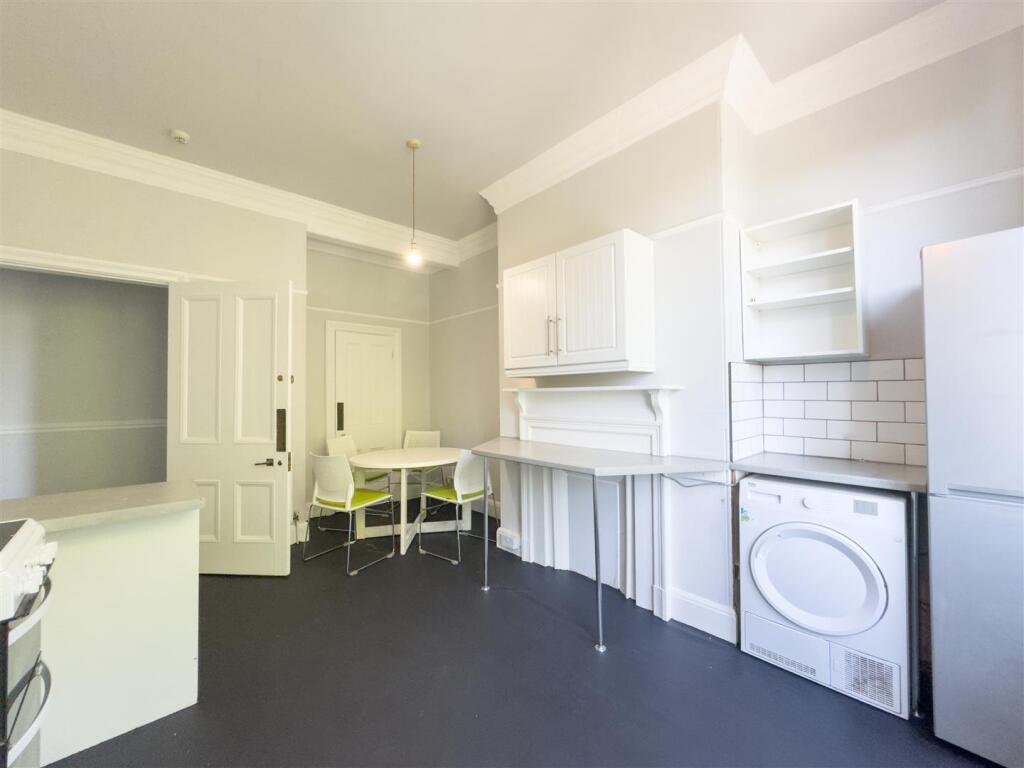 KITCHEN 2.jpg