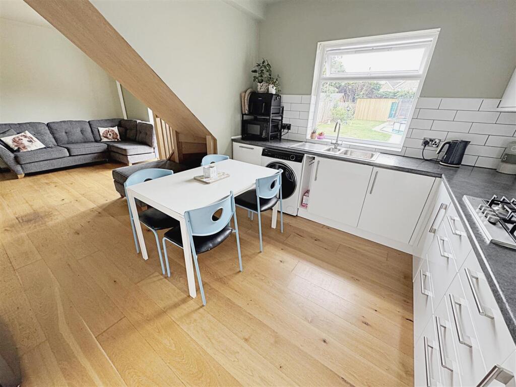 KITCHEN/DINING AREA